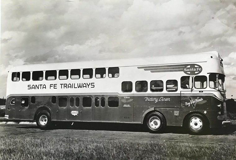 Santa Fe Trailways (1942) A fő szempont az volt e busz a tervezésénél, hogy a jármű minél könnyebb legyen, és a városokba is be tudjon menni, így a nagy befogadóképesség mellett szempont volt a kicsi fordulókör is
