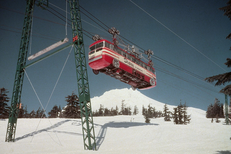 Sífelvonó trolibusz (1956) Az oregoni Mount Hood-on épült meg a fura sífelvonó szerkezet, amin egy, a földet nem érintő trolibusz közlekedett, mindössze öt évig.Értelme gyakorlatilag akkor lett volna, ha a busz közúton is és sífelvonóként is tud közlekedni (arról nem szól a fáma, hogy lettek-e volna ilyen tervek)
