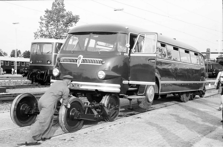 Vasút-közúti busz (1951) A fura jármű koncepciója pofonegyszerű volt! Gyakorlatilag egy hagyományos autóbusz volt ez, ami alól, ha elfogy az út, akkor az haladhat tovább a vasúti pályán és fordítva