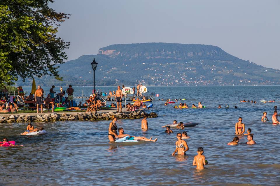25 program a Balaton környékén júliusra