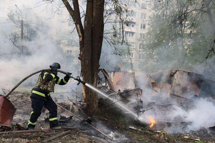 Mentők oltják az orosz rakétatámadást követő tüzet Harkivban, Ukrajnában 2024. május 14-én