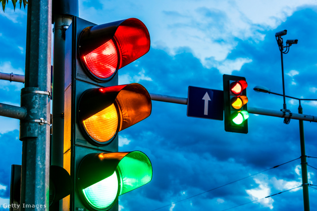 Az önvezető autók miatt átalakulhatnak a közlekedési lámpák is