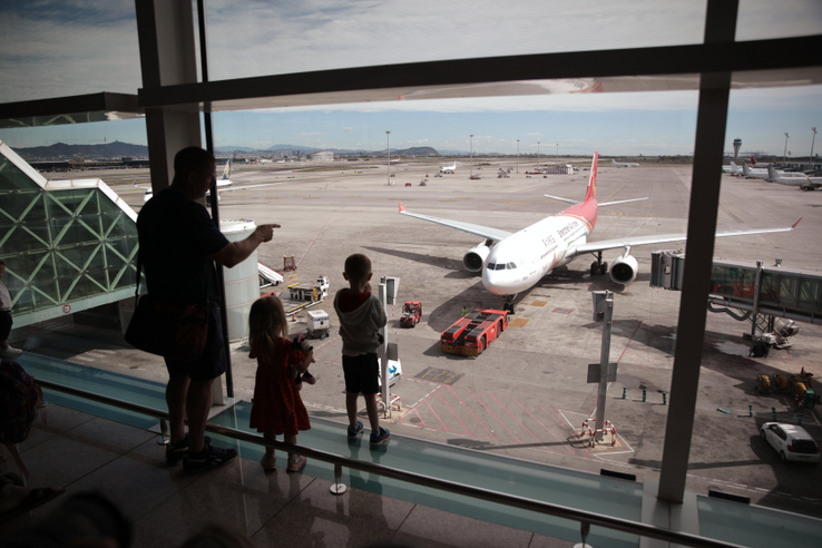 Sok szülő nem tudja, de egyedül nem is&nbsp;viheti külföldre a&nbsp;gyerekeket