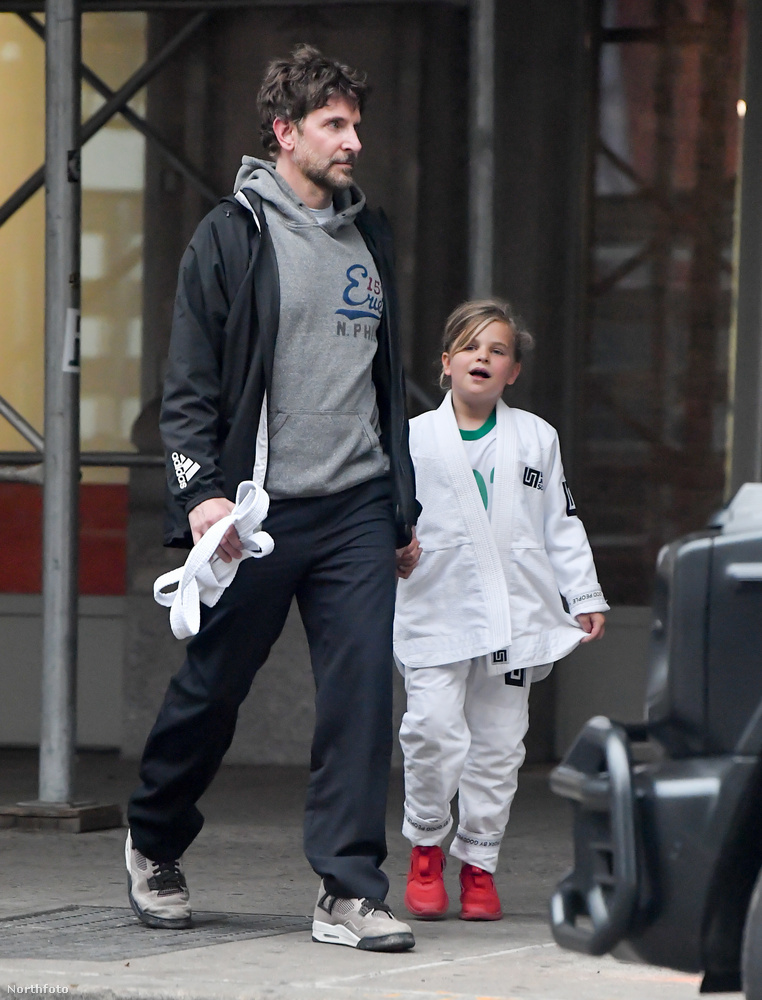 Bradley Cooper New Yorkban ment el 7 éves kislányáért a karate edzésére
