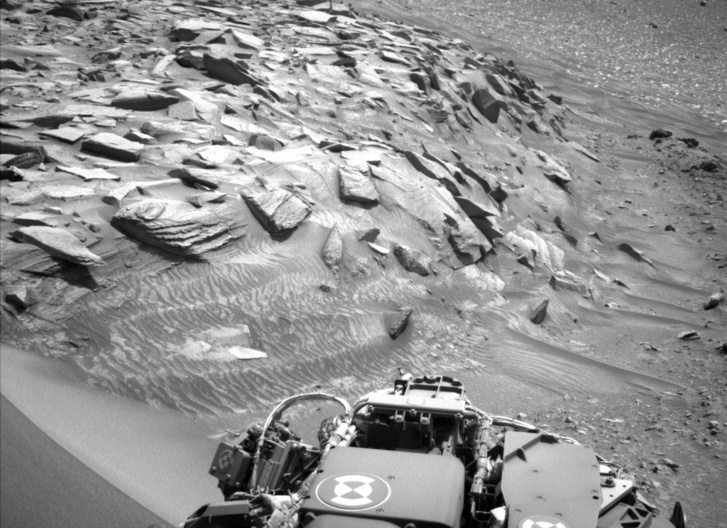 A Curiosity bal navigációs kamerájának felvétele a folyómederről 2024 májusában