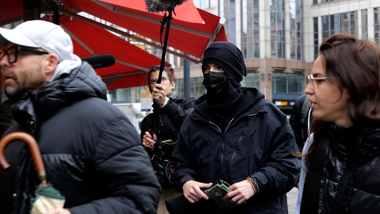 15 órát kellett sorba állni Azahriah Tisza cipőiért az esőben