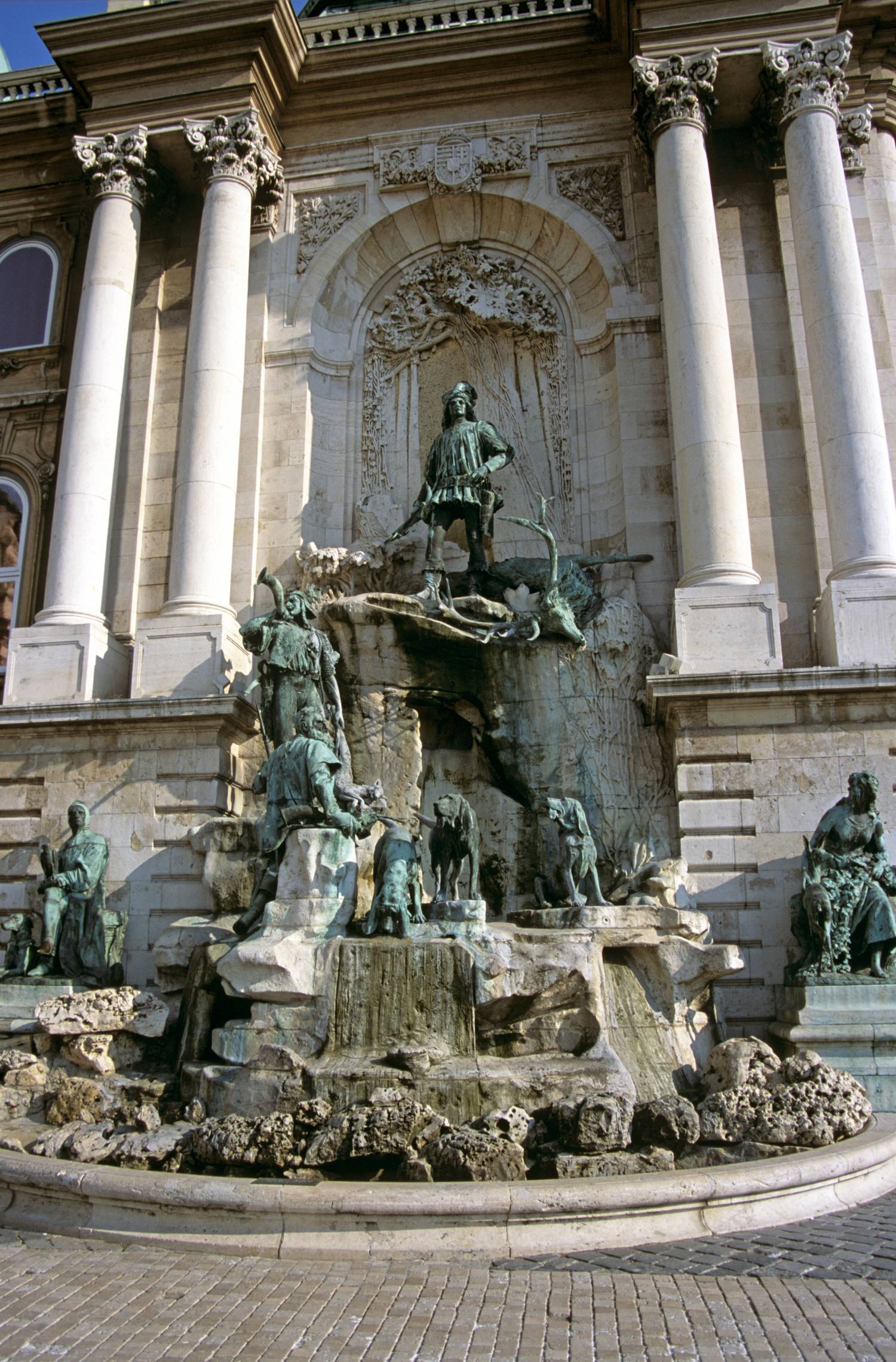 A Szent György-téri Mátyás-kút, mely a királyt egy vadászjelenet közben ábrázolja.