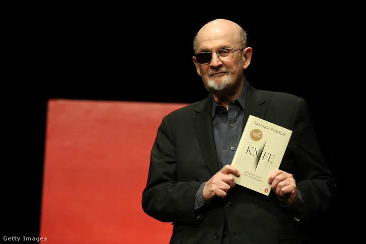 Salman Rushdie író részt vesz Kés című könyvének bemutatóján 2024. május 16-án Berlinben