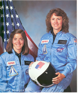 Christa McAuliffe (jobbra) az első tanár lett volna az űrben a Challenger fedélzetén. Balra a tartalékos Barbara Morgan