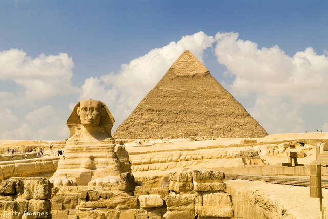 Az egyiptomi piramisok túl messze vannak a Nílus fő ágától, sokáig nem értették, miért pont ide épültek
