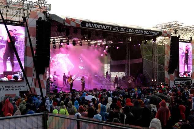 Sopronban csak az ég haragos, a szívek az esőfelhőben is összeérnek