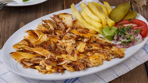 Szaftos, fűszeres csirkegyros: sütőben, de nyárson sül a hús