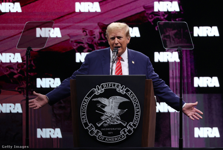 Donald Trump volt amerikai elnök beszél az NRA ILA vezetői fórumán a Nemzeti Fegyveres Szövetség (NRA) éves találkozójának kiállítótermében, a Kay Bailey Hutchison Kongresszusi Központban 2024. május 18-án Dallasban