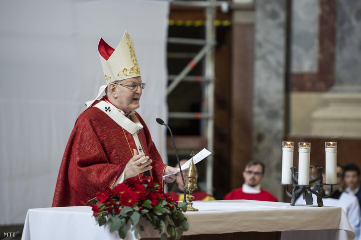 Erdő Péter bíboros, esztergom-budapesti érsek pünkösdvasárnapi szentmisét mutat be az esztergomi bazilikában 2023. május 28-án