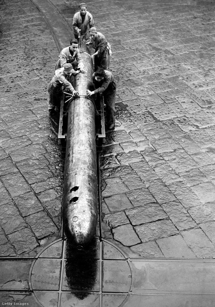 Hedy Lamarr – tengeralattjáró pusztító távirányítású torpedóA színésznő korábbi férje egy osztrák fegyverkereskedő volt, valamennyire értett a hadiiparhoz, így elkezdte azon törni a fejét, hogy miképpen tudna megakadályozni egy hasonló tragédiát