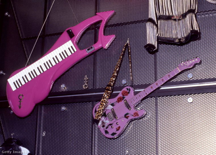 Prince – PurpleaxxeA zenész létrehozott egy különleges billentyűs hangszert, amelyet Purpleaxxe-nek (balra fent a képen) nevezett el
