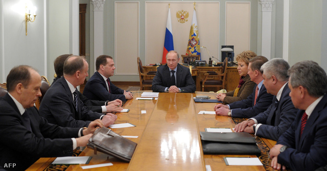 Vlagyimir Putyin vezeti az orosz védelmi bizottság ülését, március 6-án