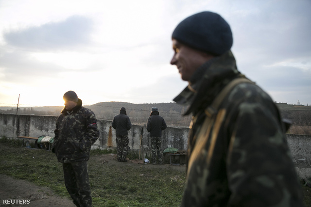 Ukrán katonák az orosz erők által körbevett Ljubimovka közelében fekvő légibázison
