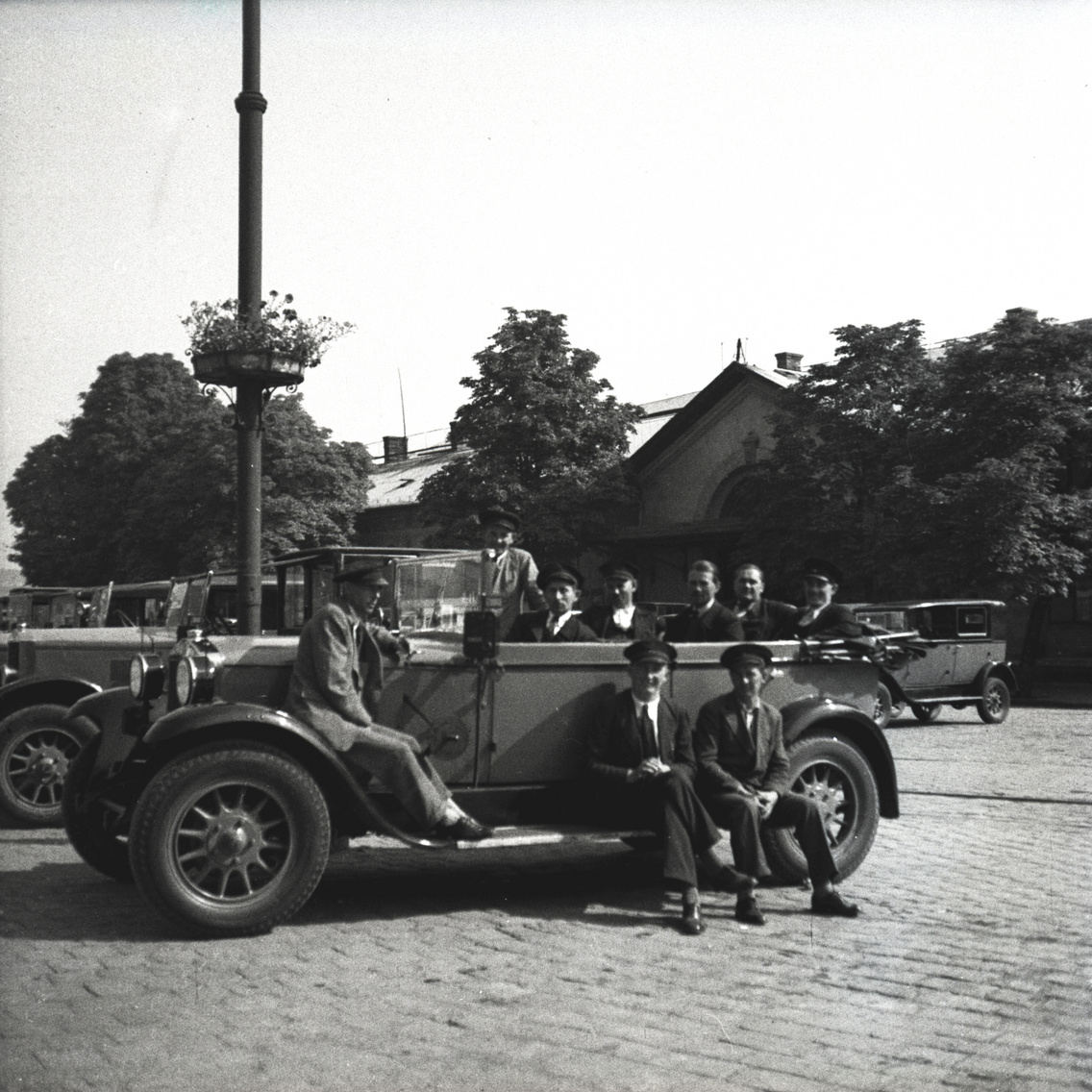 Déli pályaudvar, várakozó taxik az Alkotás utcában 1932-ben