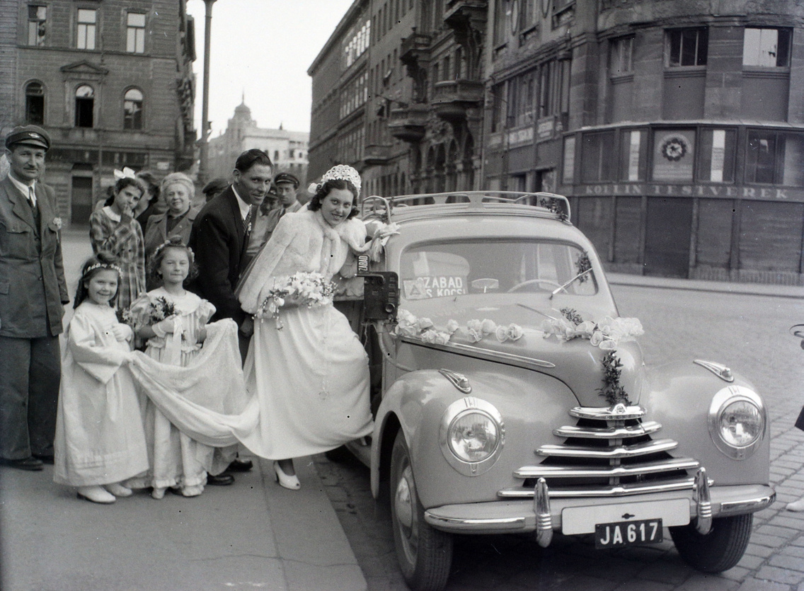 A Szent István-bazilika főbejárata előtt 1948-ban