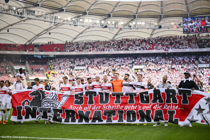 A VfB Stuttgart játékosai ünneplik a bajnoki ezüstérmet