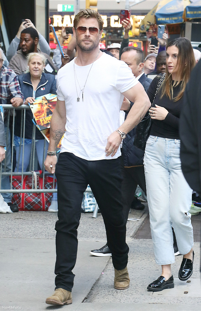 Chris Hemsworthöt a Good Morning America című televíziós műsor New York-i stúdiójánál kapták lencsevégre