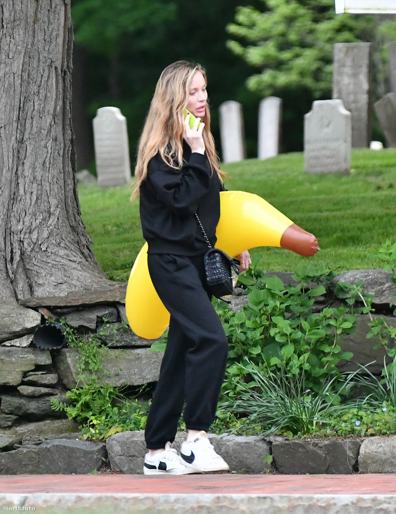 Érthetetlen fénykép készült Georgina Chapman divattervezőről, aki egy hatalmas, felfújható banánnal a kezében sétált New York állam Upstate-nek nevezett régiójában