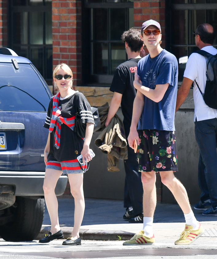 Emma Roberts párjával, Cody Johnnal sétált New York belvárosában, amikor a fotósok szeme elé kerültek