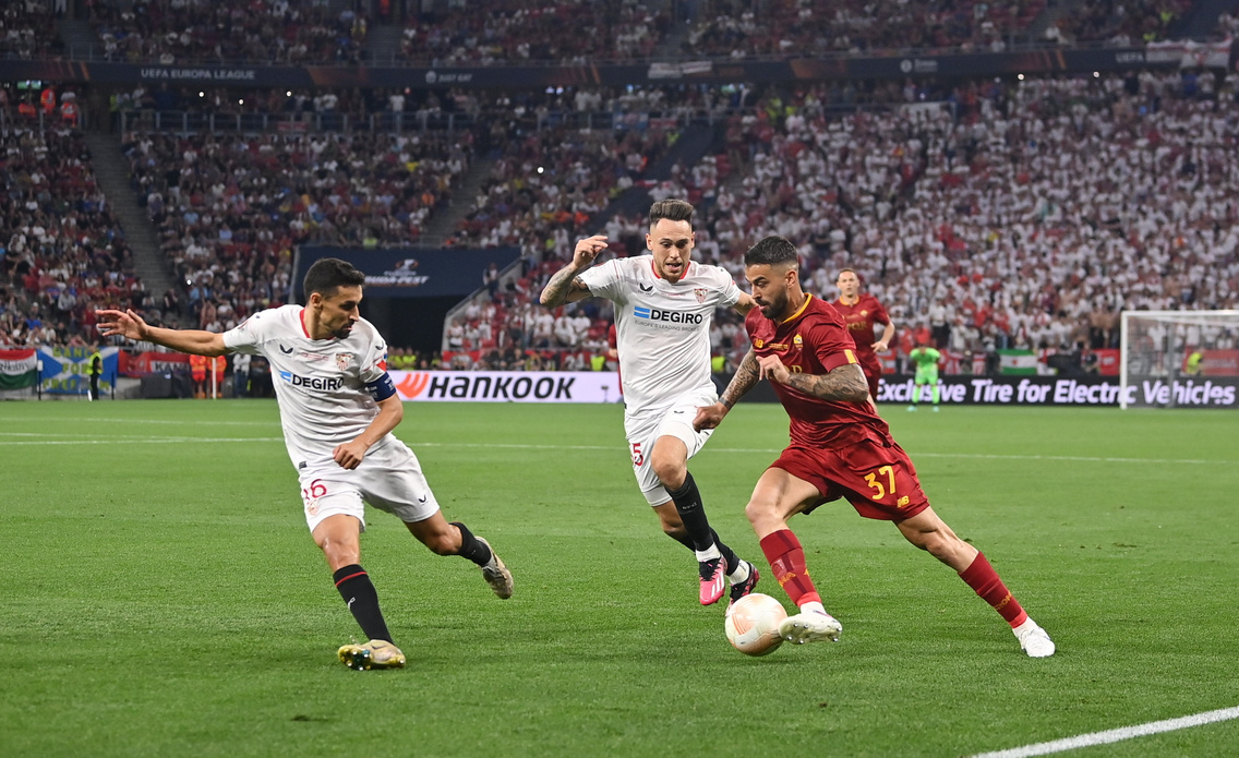 A 2023-as Sevilla-Roma EL-döntő egyik jelenete