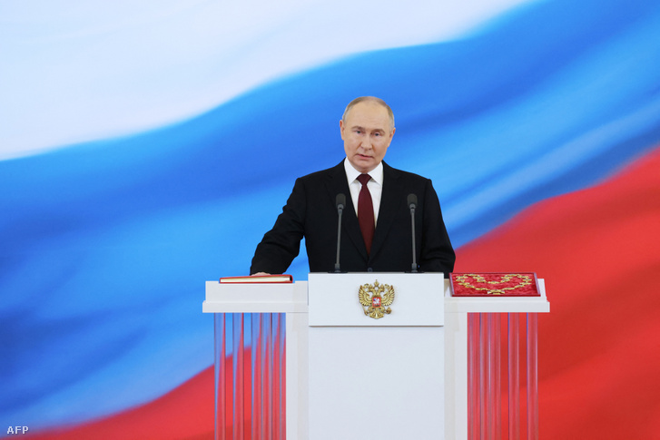 Vlagyimir Putyin felesküszik orosz elnöknek 2024. május 7-én, Moszkvában a Kreml-palotában