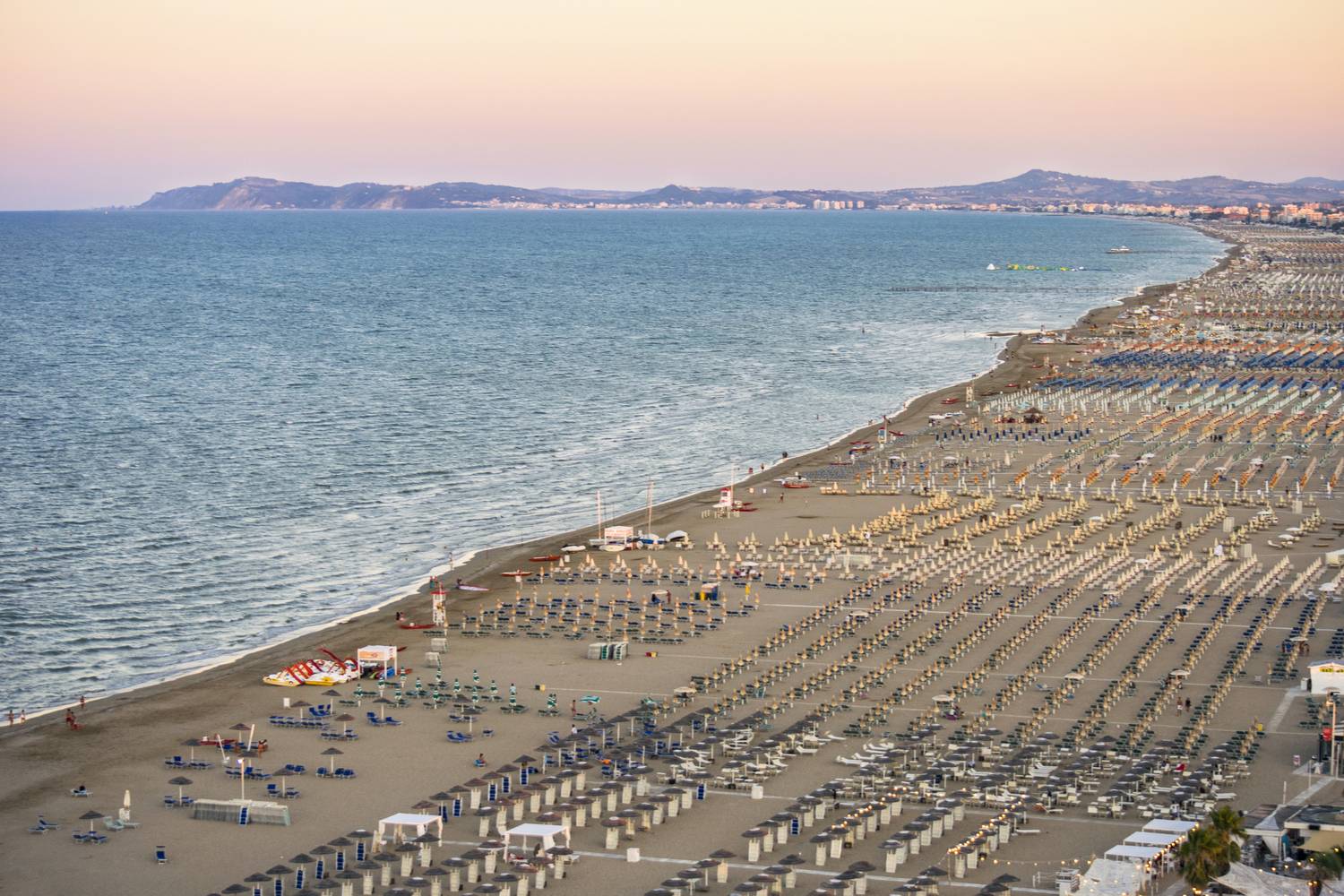 Riminit a legtöbben végeláthatatlan, homokos tengerpartja miatt veszik bakancslistára, ahol igazi üdülőparadicsom működik szállodákkal, éttermekkel.