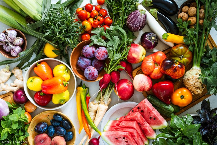 Érdemes édességek helyett zöldségeket és gyümölcsöket nassolnunk. (Fotó: istetiana / Getty Images Hungary)