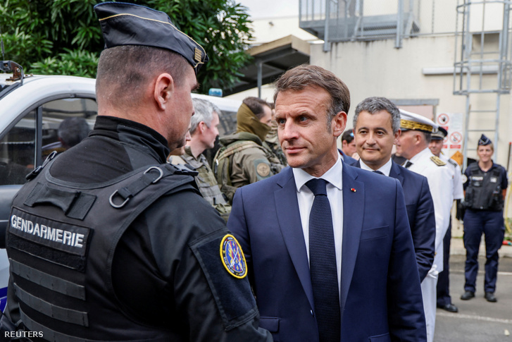 Emmanuel Macron francia elnök meglátogatja a központi rendőrőrsöt Noumeában, Franciaország csendes-óceáni területén, Új-Kaledóniában 2024. május 23-án