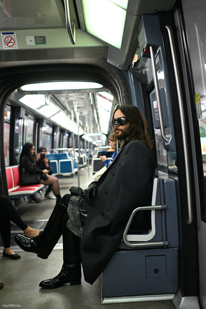 Jared Leto Párizsban koncertezett, azonban meglepő módon nem limuzinnal vagy turnébusszal, de még csak nem is személygépjárművel tette meg a Costes Hotel és az Accor Arena közötti utat, hanem metróra pattant