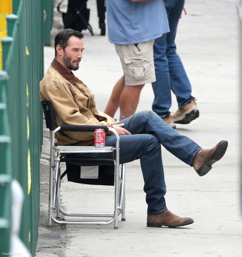 Keanu Reeves az állítólag 2025-ben megjelenő Outcome Los Angeles-i forgatásán várta, hogy az ő jelenete következzen, amikor kiszúrták őt a paparazzik