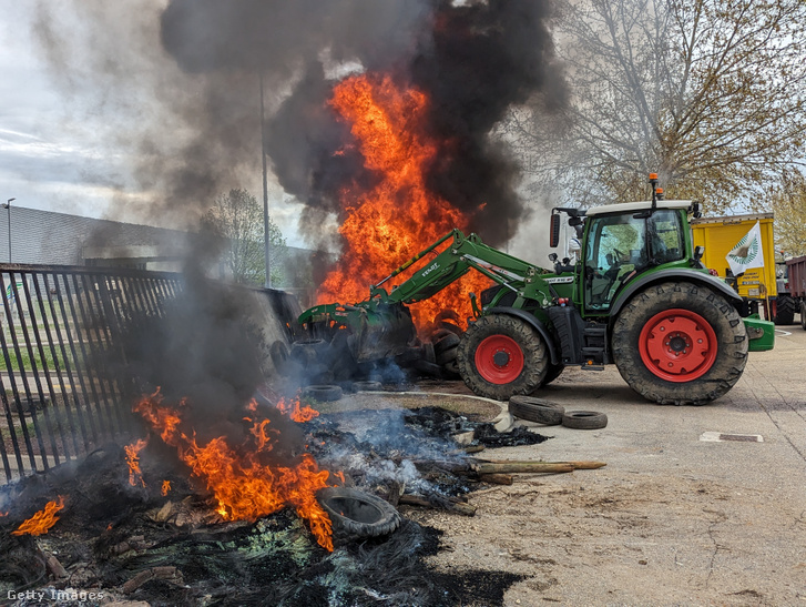 Francia gazdák tüntetnek Nimes-ben 2024. március 28-án