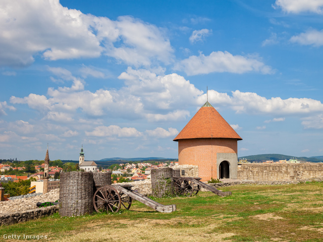 Bár Eger várát 1596-ban elfoglalták a törökök, végül mégis a keresztények ágyúja őrködik a város felett.