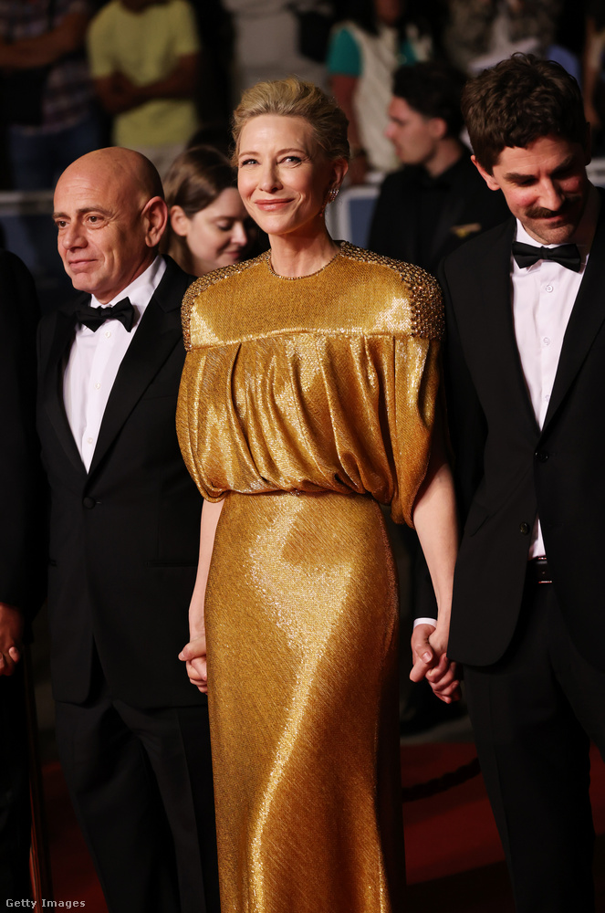 Cate Blanchett, a Rumours című film sztárja egy elegáns arany ruhában jelent meg a vörös szőnyegen, oldalán Rolando Ravello olasz színésszel és Evan Johnson kanadai filmrendezővel.