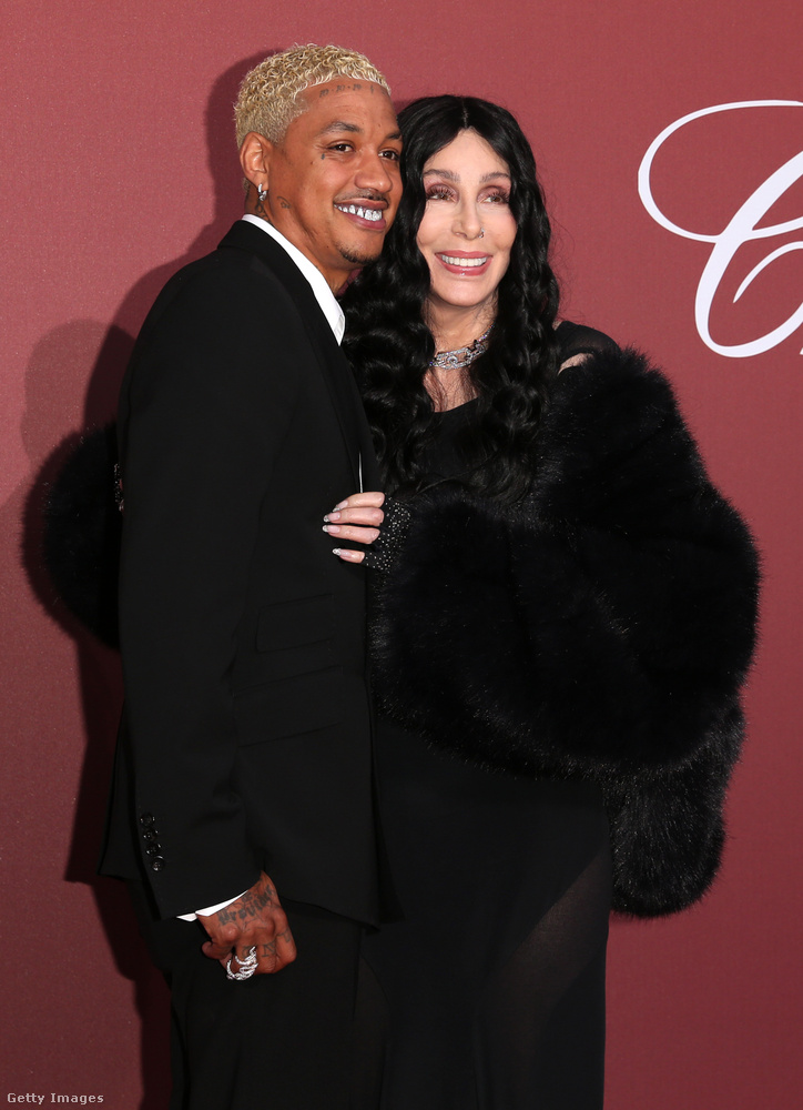 Az est fő fellépője, Cher a nála 40 évvel fiatalabb párjával, Alexander Edwards rapperrel érkezett.