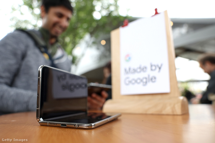 Képen a Google első hajlítható kijelzővel szerelt mobilja, a Google Pixel Fold.