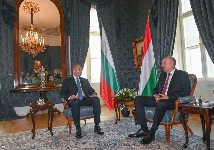 Sulyok Tamás köztársasági elnök (j) megbeszélést folytat Rumen Radev bolgár elnökkel (b) a Sándor-palotában 2024. május 25-én