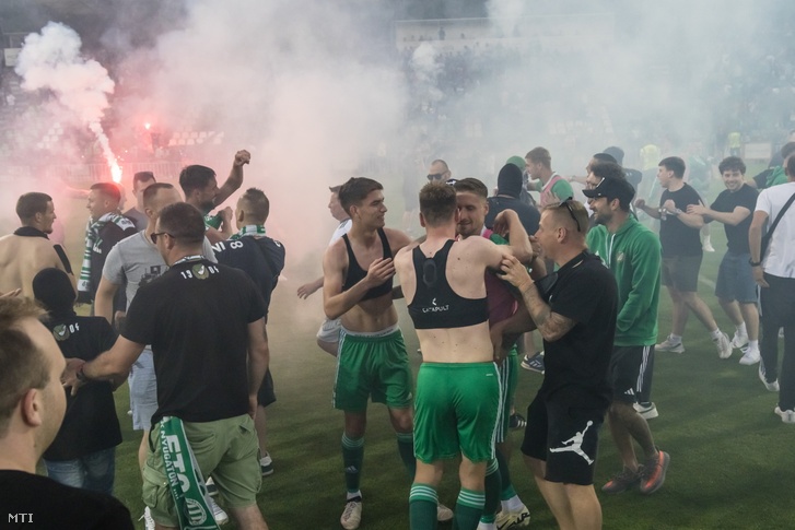 Az ETO FC Győr játékosai és szurkolói ünnepelnek, miután a csapat visszajutott az NB I-be