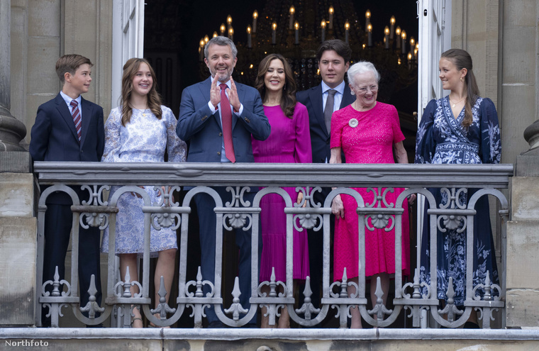 A tömeg ünneplése&nbsp;A királyi család minden tagja részt vett az ünnepségen, köztük Vincent herceg és Josephine hercegnő is