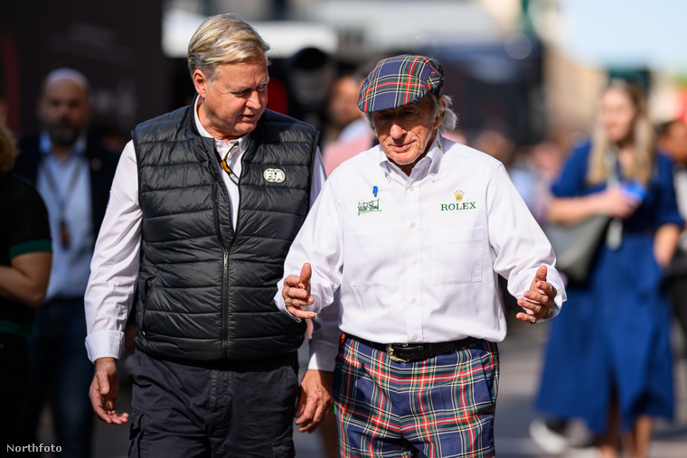 Jo Bauer és Jackie StewartJo Bauer, az FIA Forma-1 technikai delegáltja, és Jackie Stewart, aki háromszoros F1-es világbajnok, mindketten ikonikus alakjai a motorsport világának