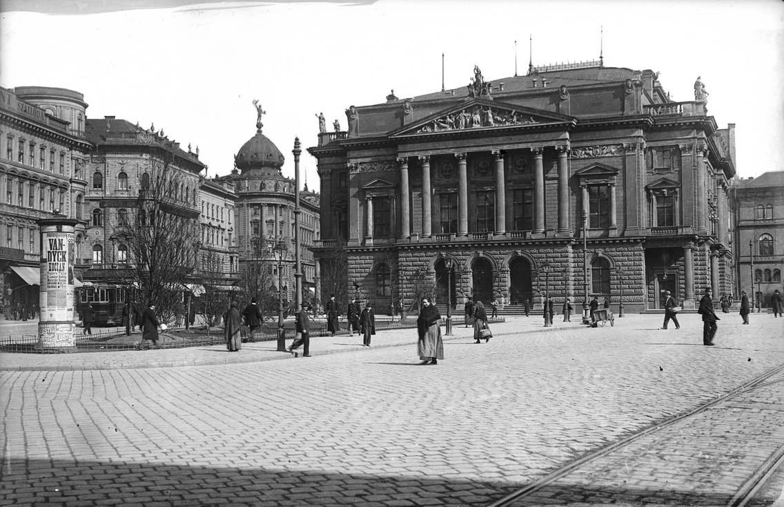 Blaha Lujza tér, balra a Rákóczi (Kerepesi) út, szemben a Népszínház (a későbbi Nemzeti Színház) épülete 1903-ban
