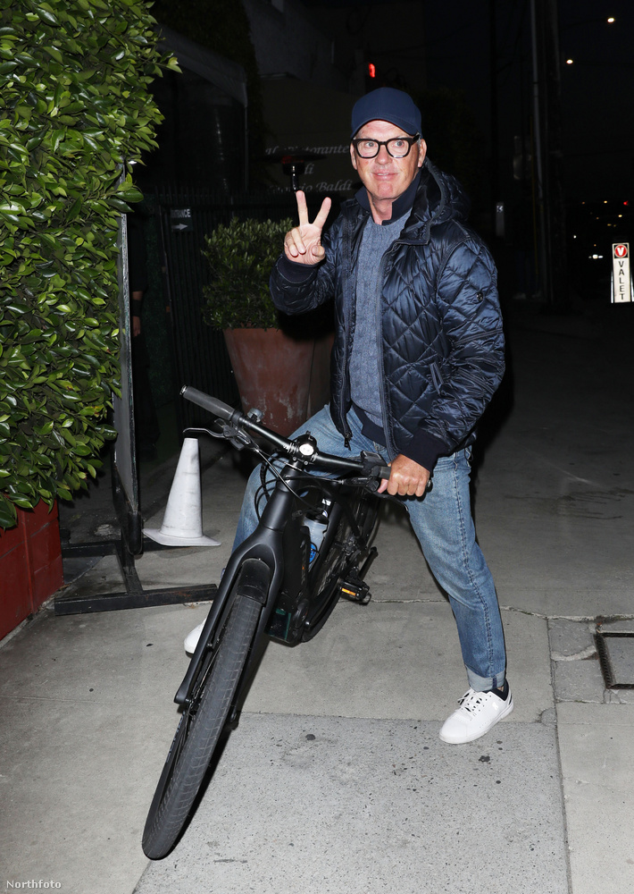 Michael Keaton a barátnőjével, Marni Turnerrel egy-egy biciklin hagyták el a híres Los Angeles-i olasz éttermet, a Giorgio Baldit, amikor kattantak a vakuk