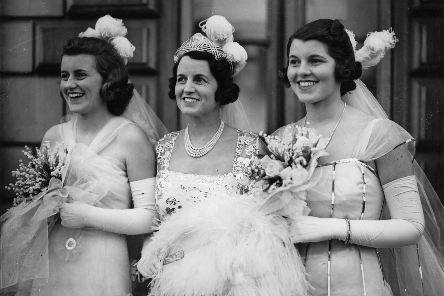 Kathleen és Rosemary Kennedy a Buckingham-palotából való távozásukkor 1937-ben. Középen a feleség, Rose Elizabeth Fitzgerald.