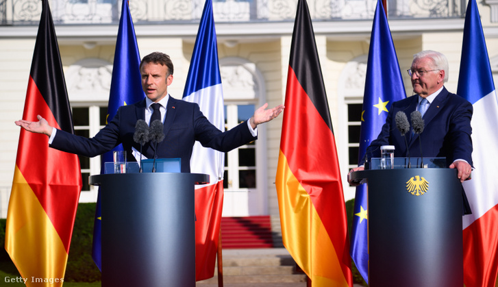 Frank-Walter Steinmeier szövetségi elnök (j) és Emmanuel Macron francia elnök (b) a Schloss Bellevue parkban tartott sajtótájékoztatón találkozójuk után 2024. május 26-án Berlinben