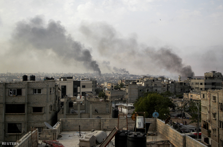 Füst száll fel izraeli csapásokat követően Rafahban 2024. május 28-án