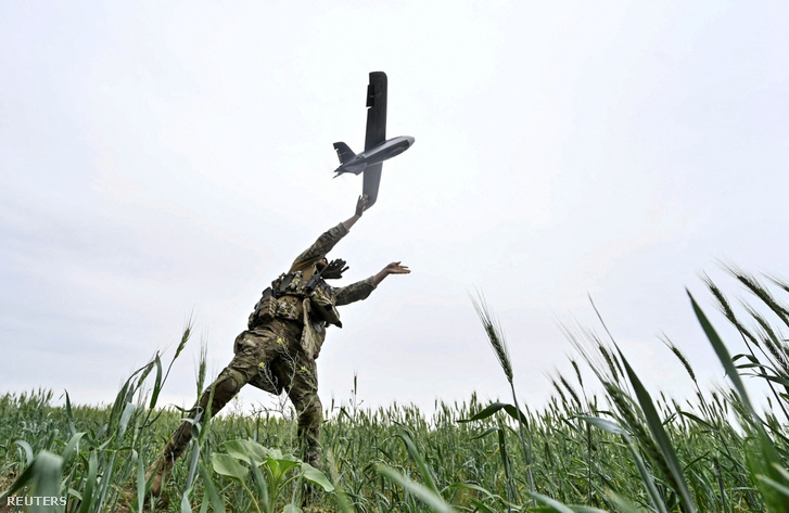 Egy ukrán katona felderítő drónt indít Zaporizzsjában 2024. május 27-én